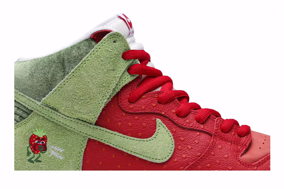 Nike Dunk High SB Strawberry Cough, view 3