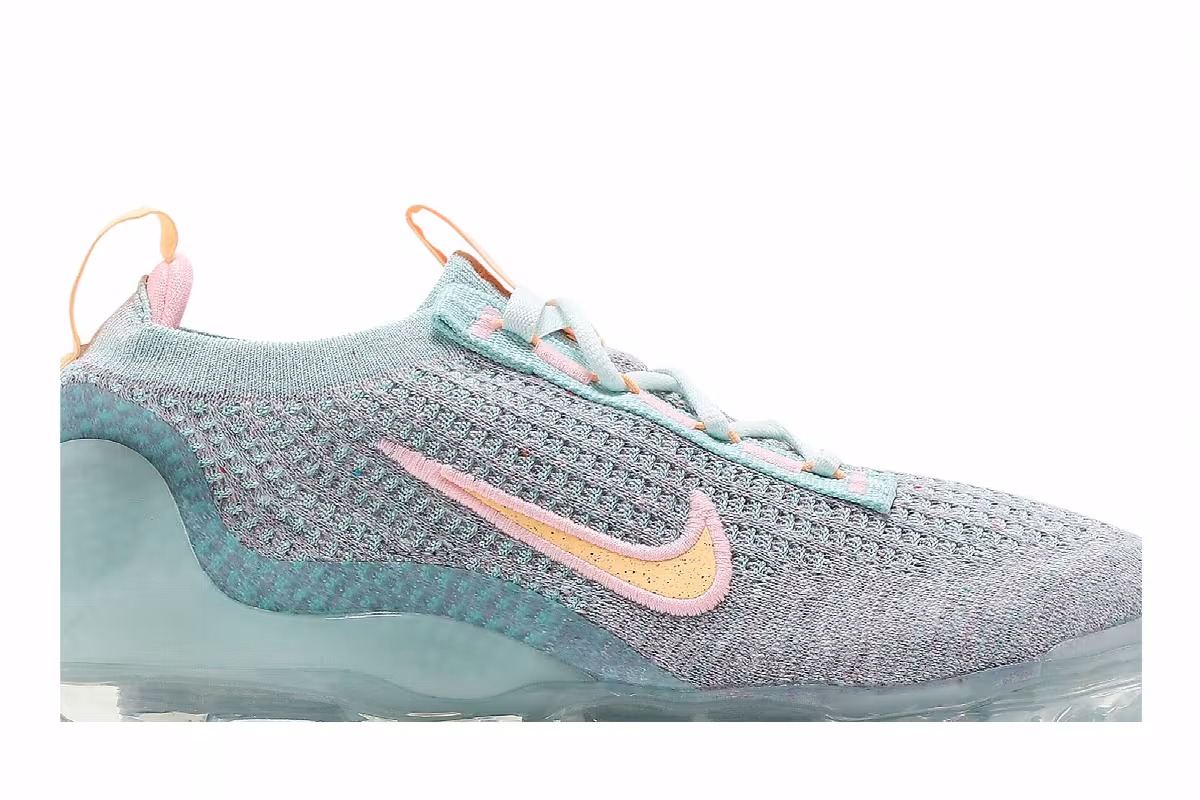 Nike Women's Air VaporMax 2021 Flyknit Light Dew, view 3