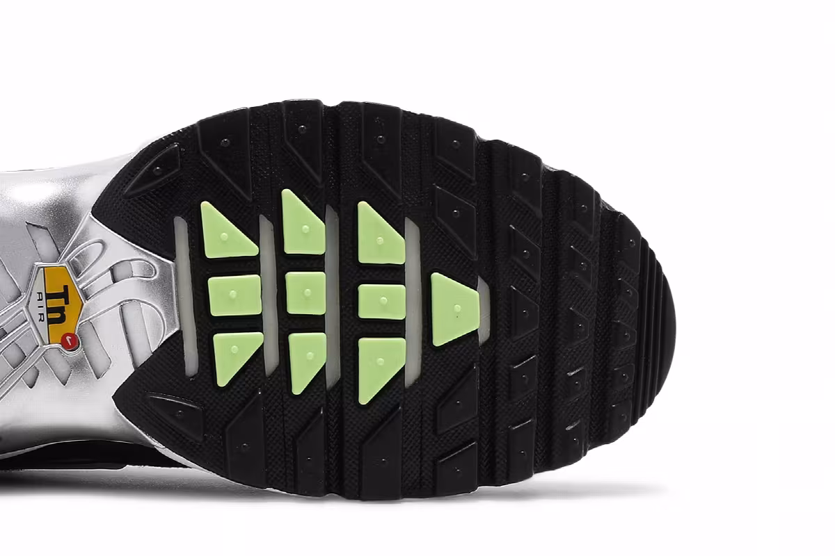 Nike Air Max Plus SE Black Chrome, view 6