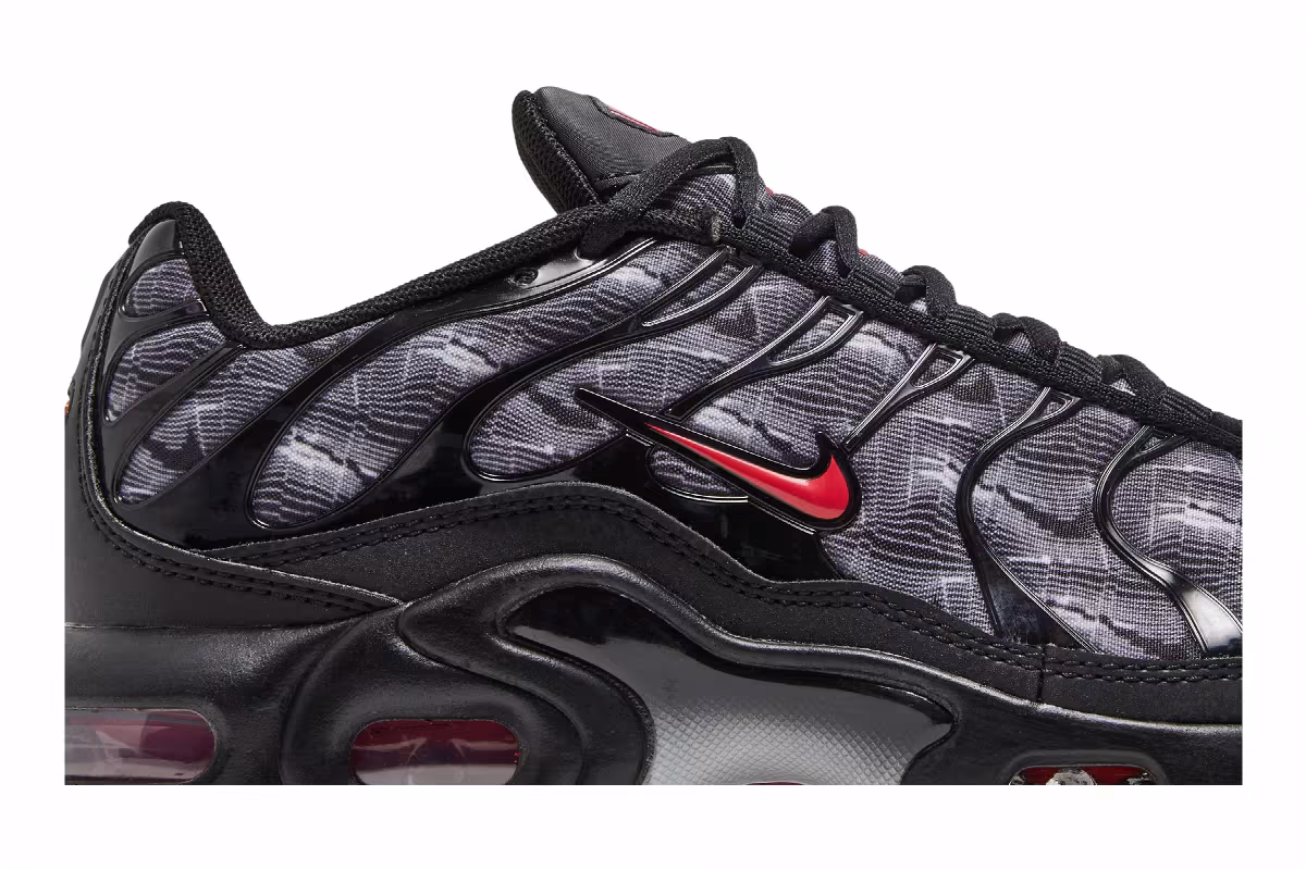 Nike Air Max Plus GS Black University Red, view 3