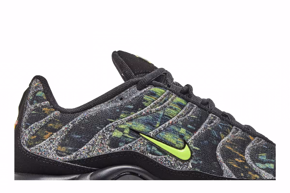 Nike Air Max Plus Sustainable - Black Volt, view 3