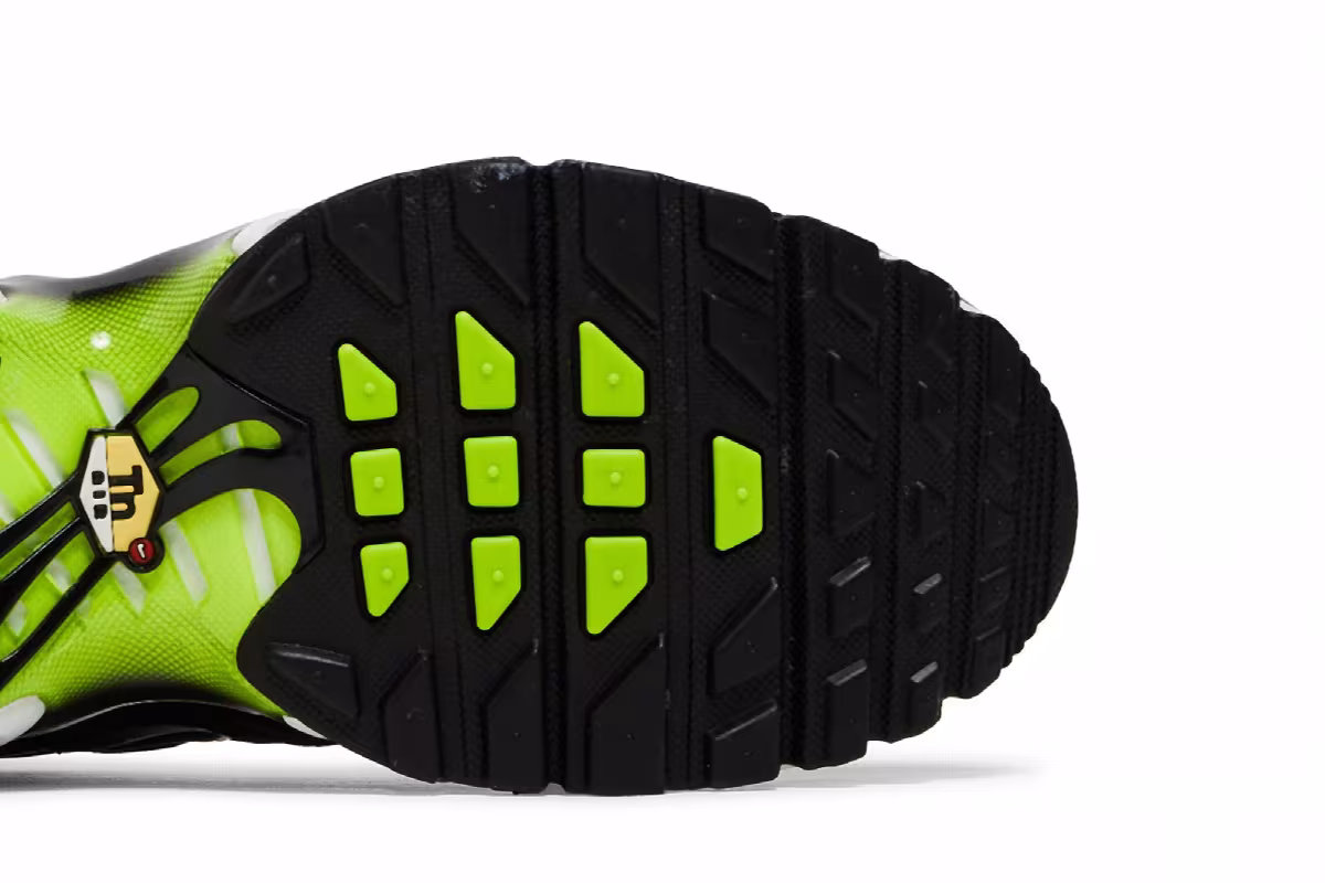 Nike Air Max Plus 1 GS Black Volt, view 6