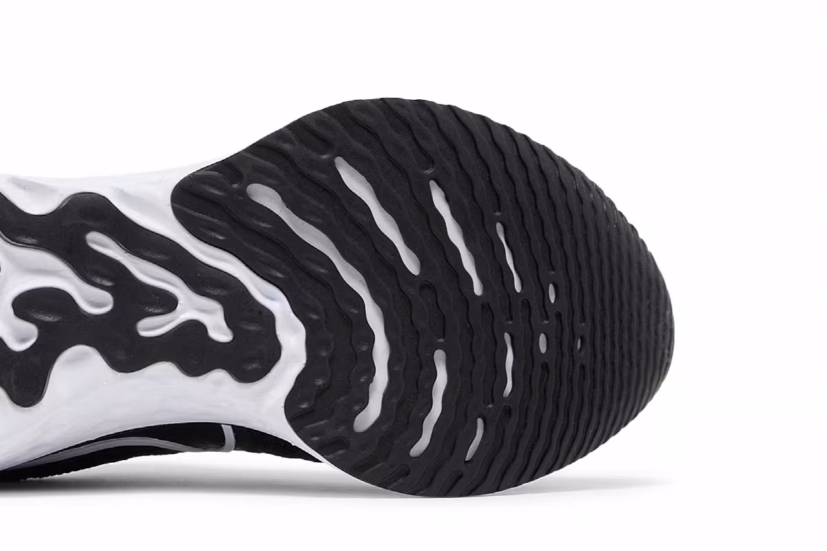 Nike Women's React Infinity Run Flyknit 2 Black, view 6