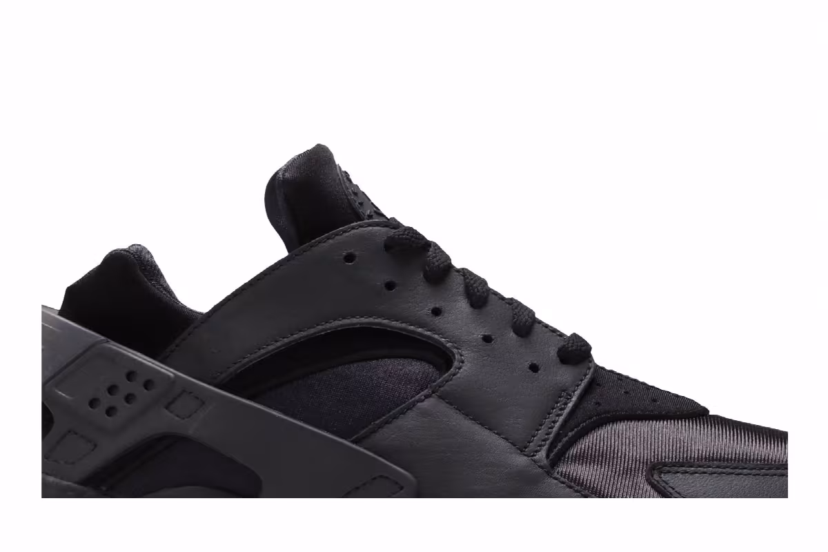 Nike Air Huarache Triple Black, view 3