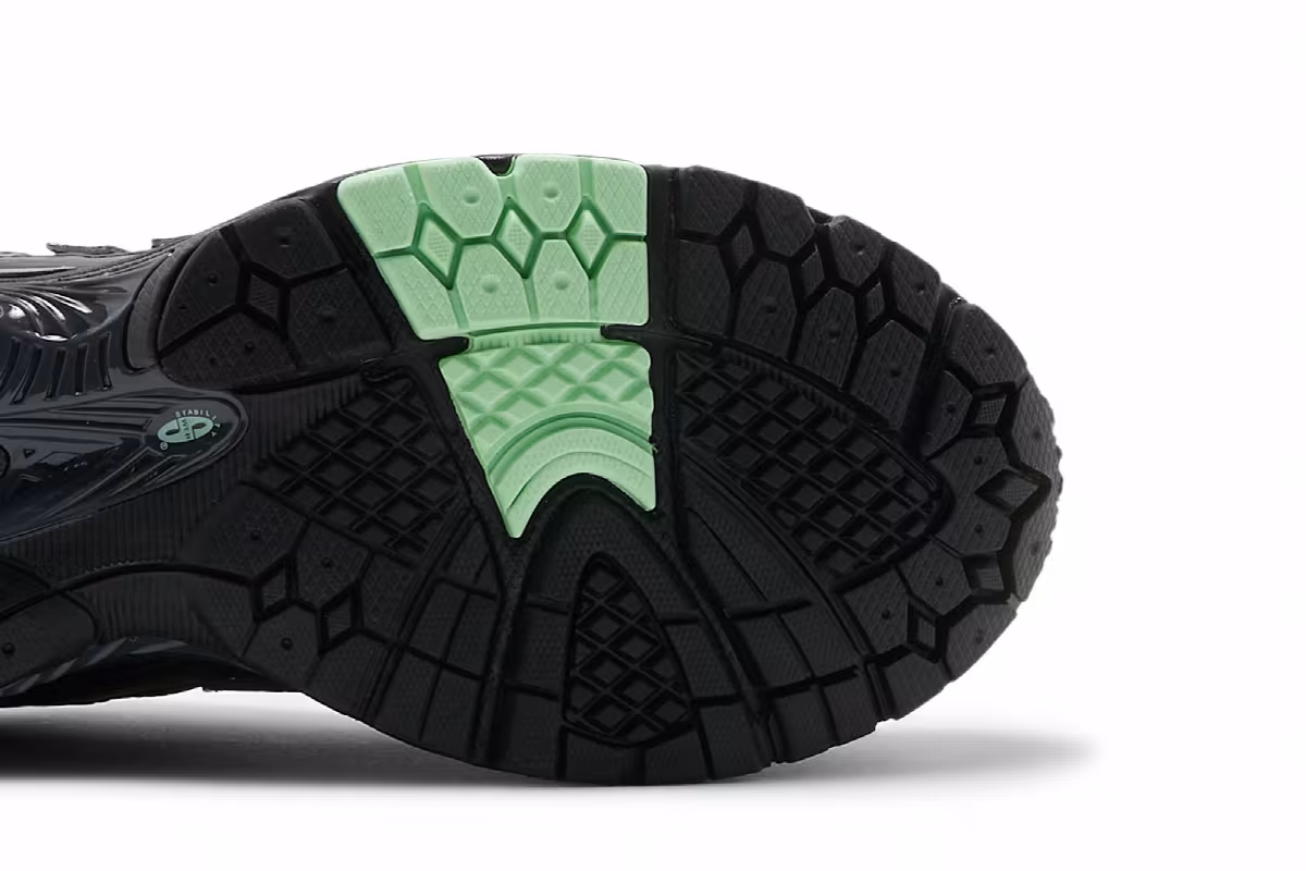 New Balance 2002R Black Powder Green, view 6