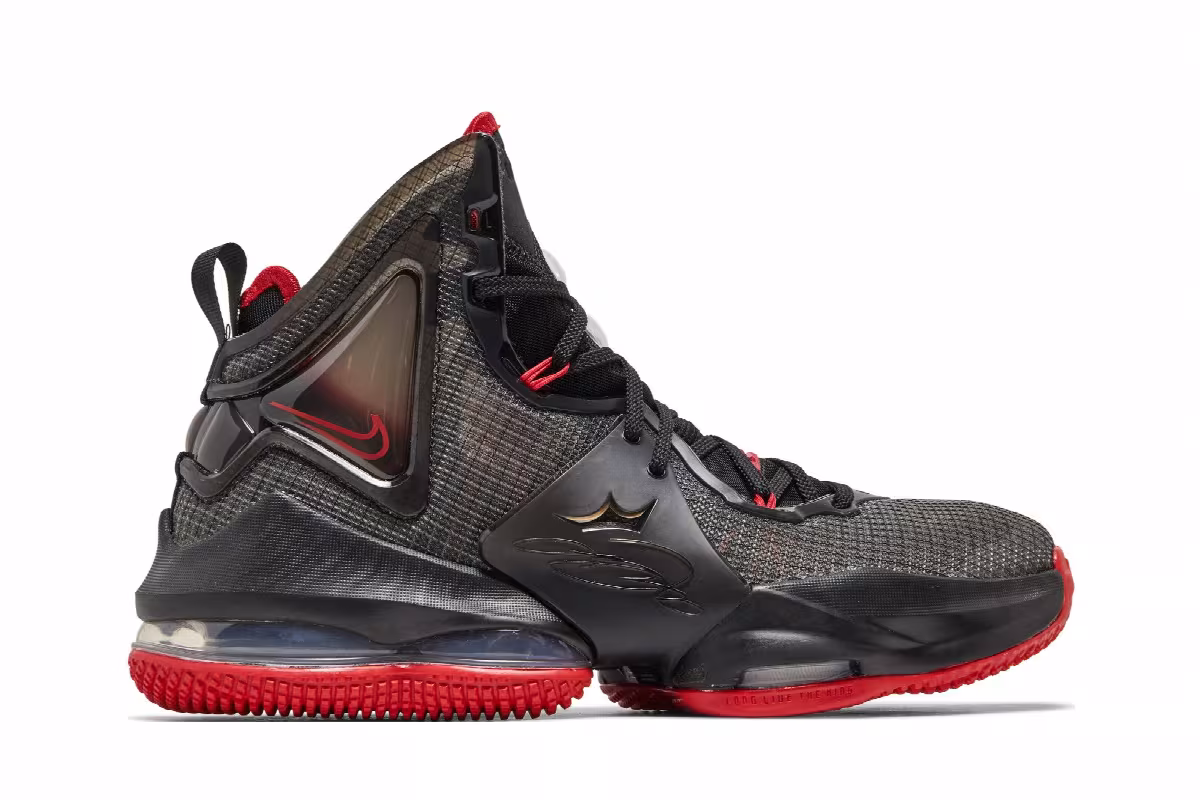 Nike LeBron 19 GS Bred, view 2