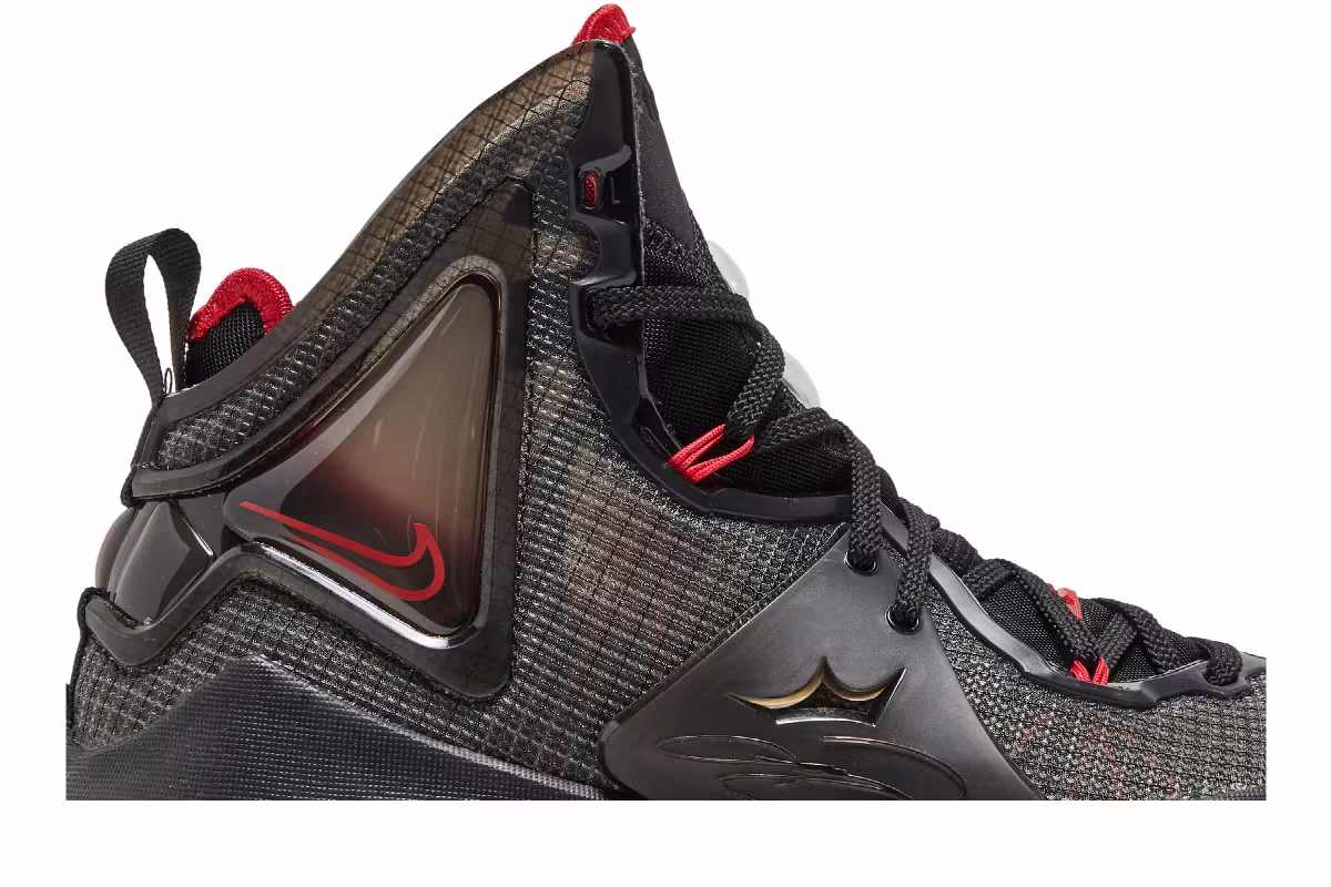 Nike LeBron 19 GS Bred, view 3