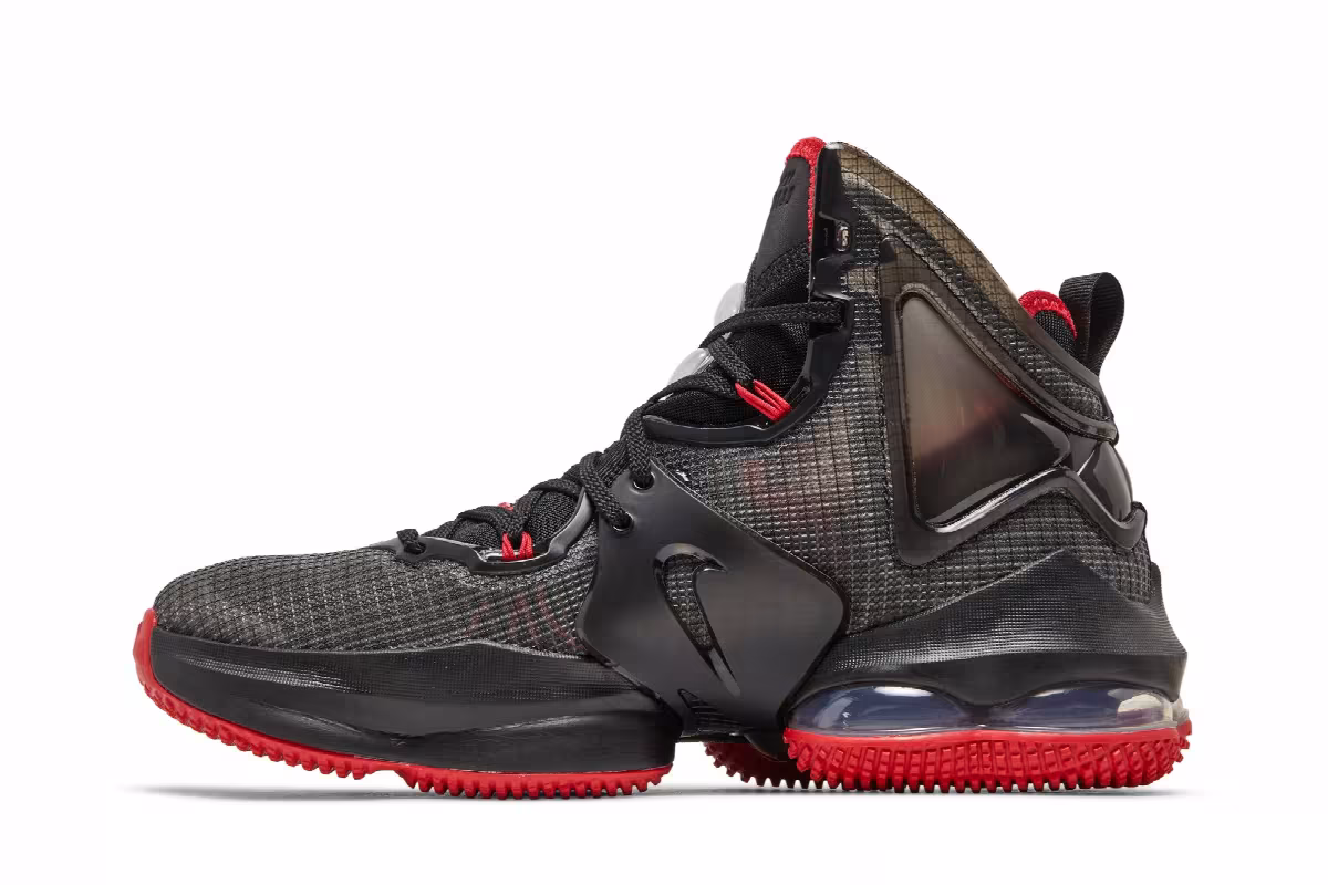Nike LeBron 19 GS Bred, view 4