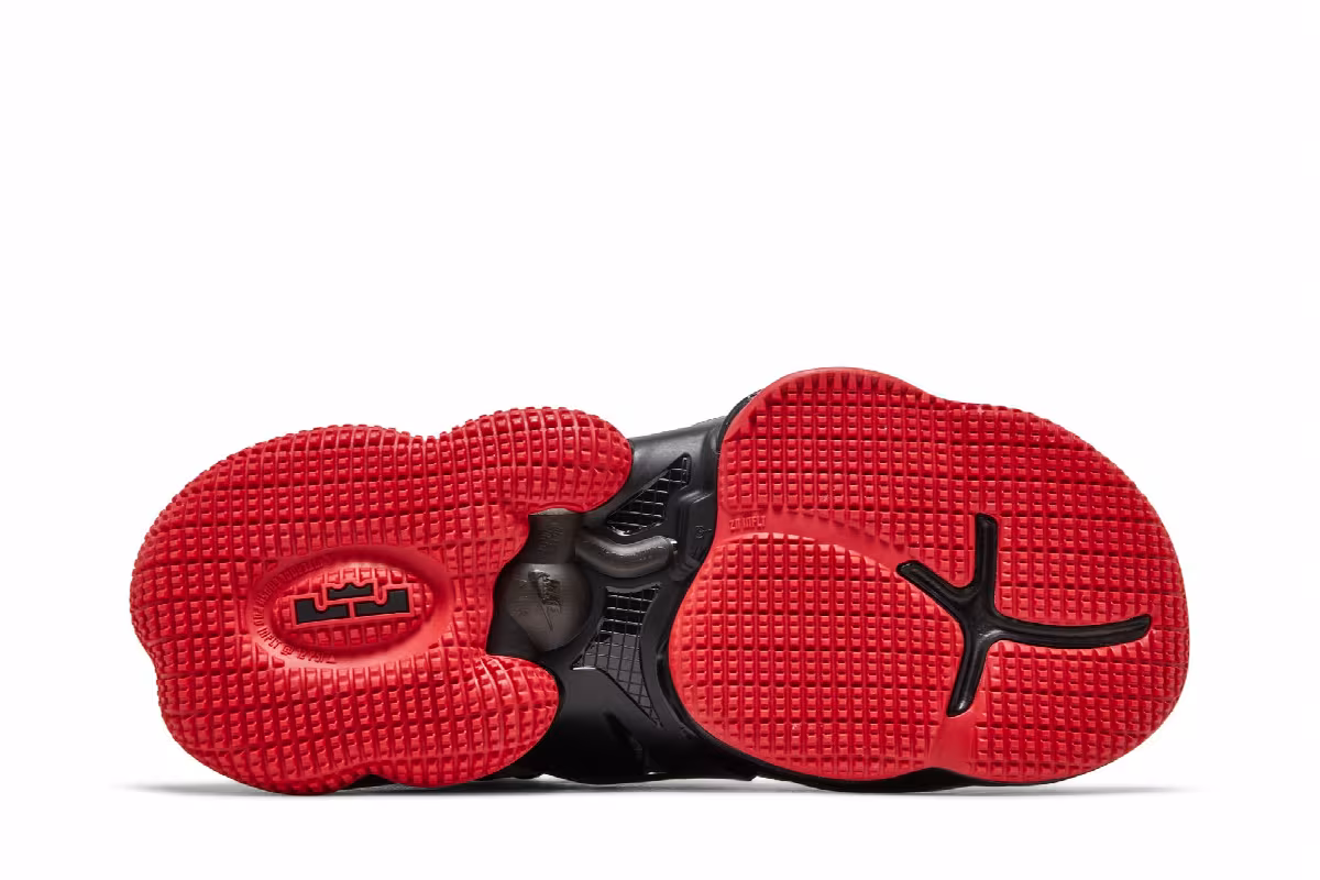 Nike LeBron 19 GS Bred, view 5