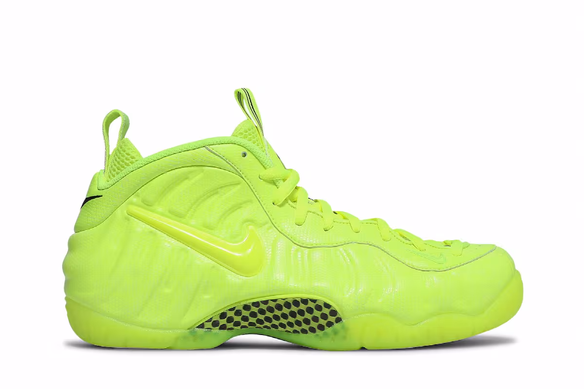 Nike Air Foamposite Pro Volt 2021, view 2