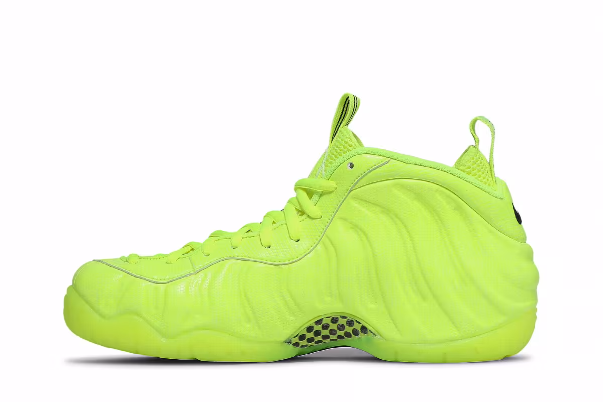 Nike Air Foamposite Pro Volt 2021, view 4