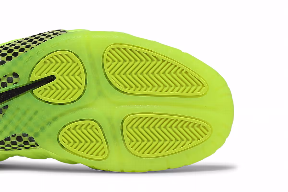 Nike Air Foamposite Pro Volt 2021, view 6