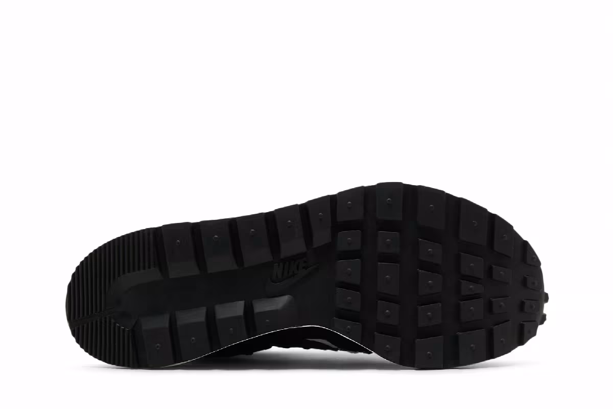 sacai x Jean Paul Gaultier x Nike VaporWaffle Black, view 5