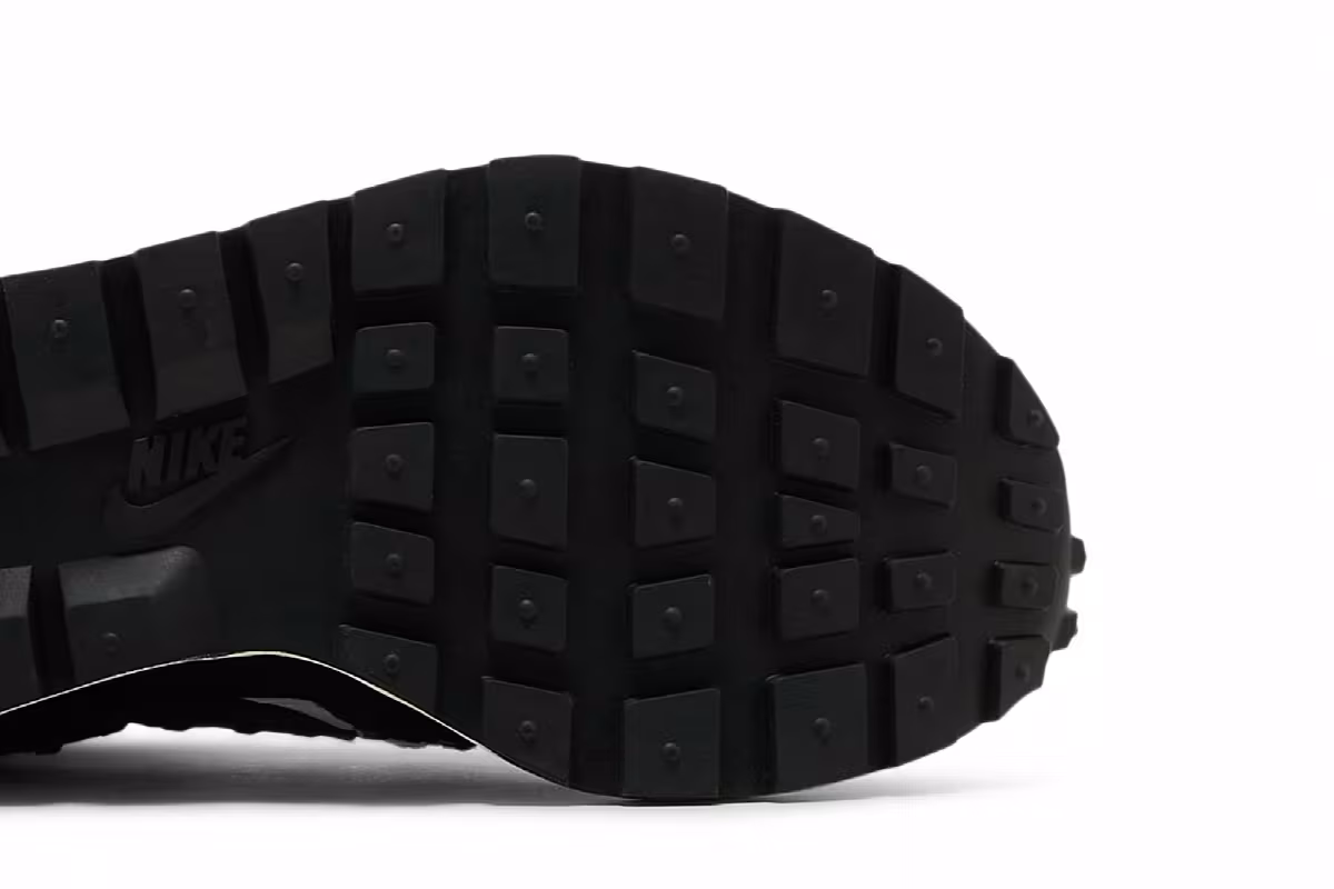 sacai x Jean Paul Gaultier x Nike VaporWaffle Black, view 6