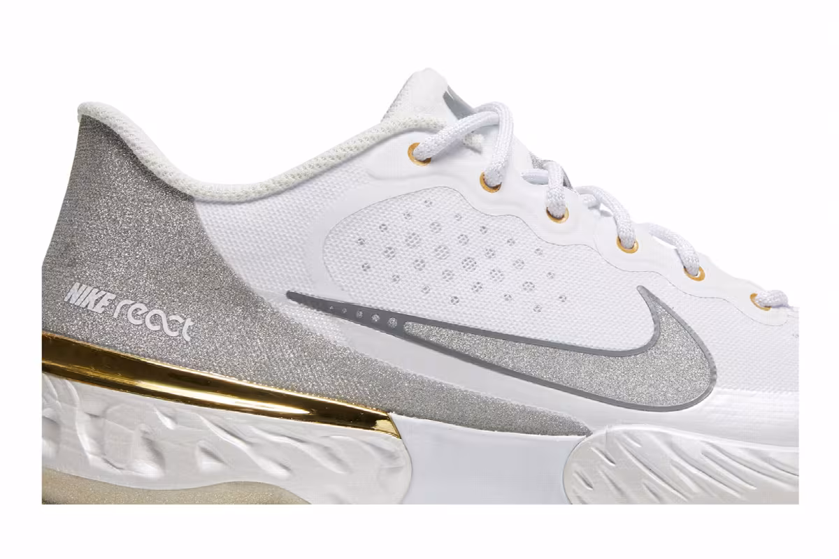 Nike Alpha Huarache Elite 3 Low White Metallic Silver, view 3