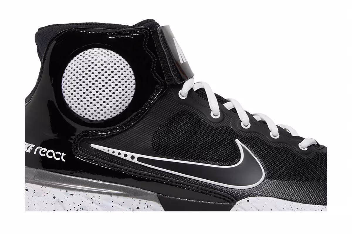 Nike Alpha Huarache Elite 3 Mid Black White, view 3