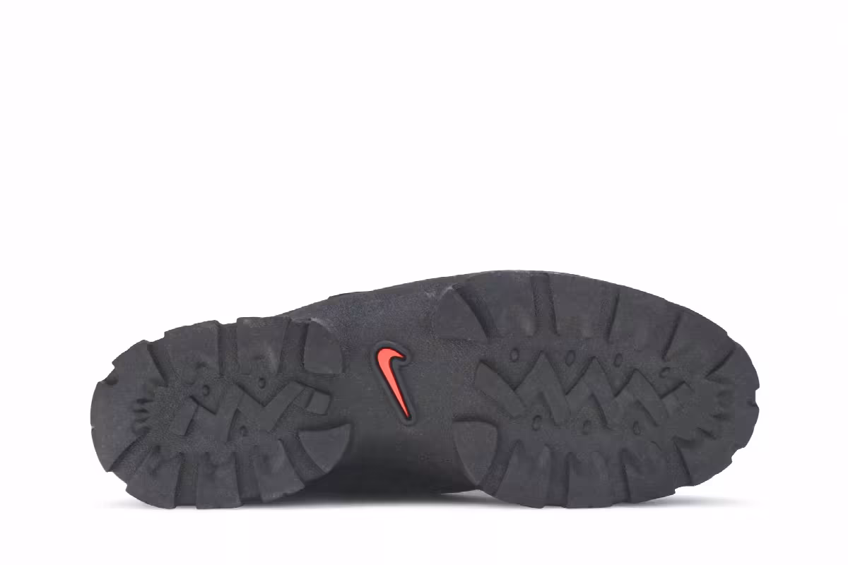 Nike Women's Lahar Low Triple Black, view 5
