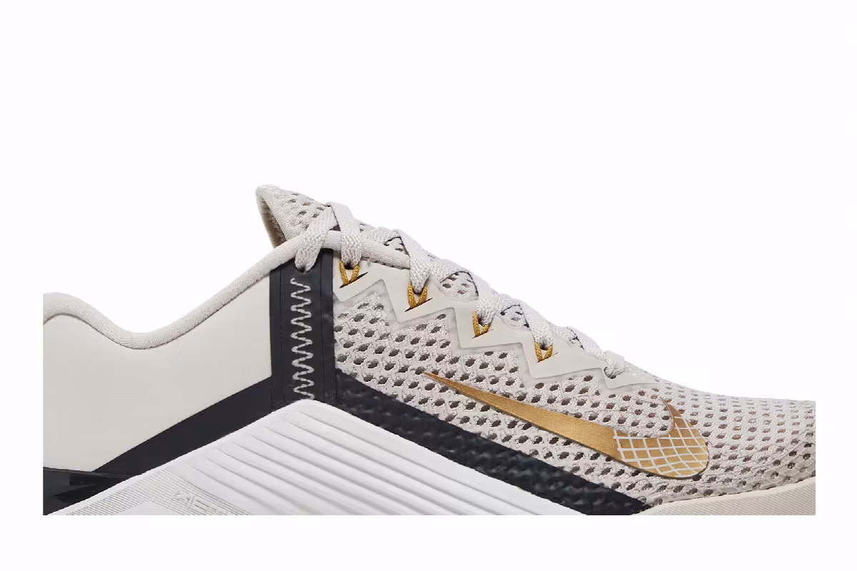 Nike Women's Metcon 6 Light Orewood Brown, view 3