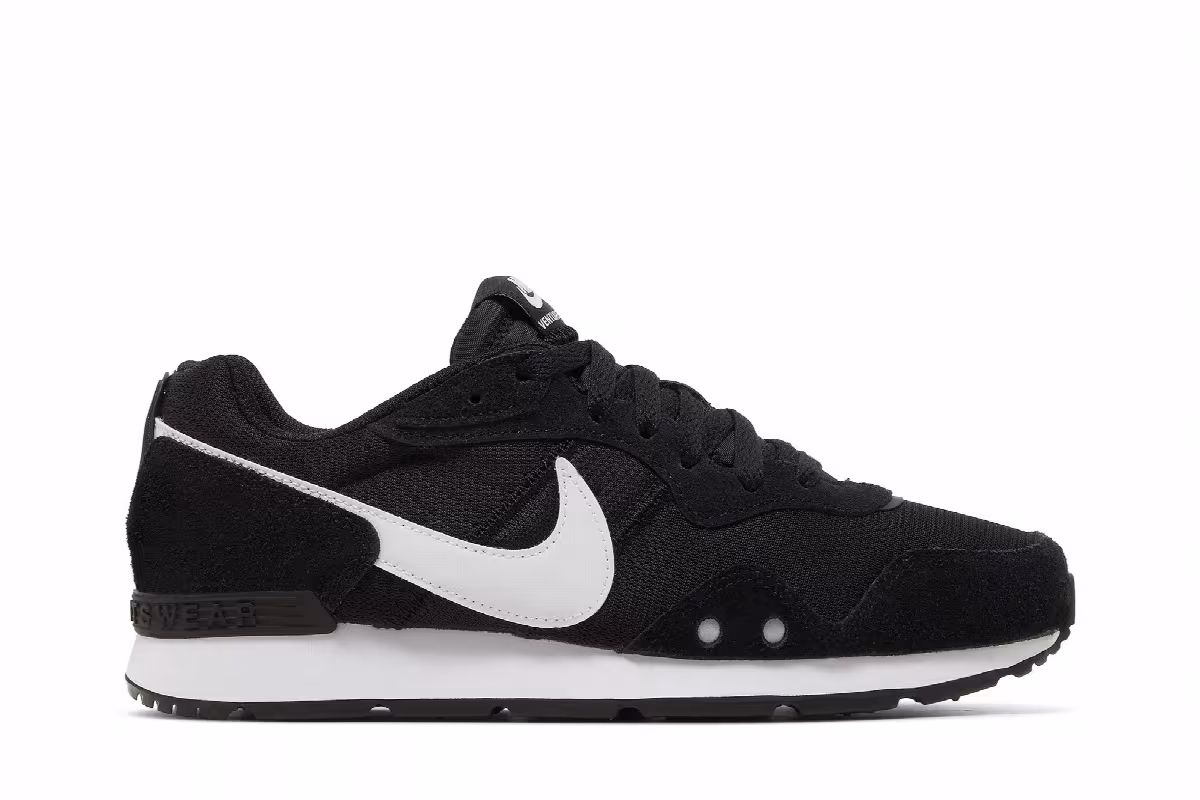 Nike Women's Venture Runner Black White, view 2