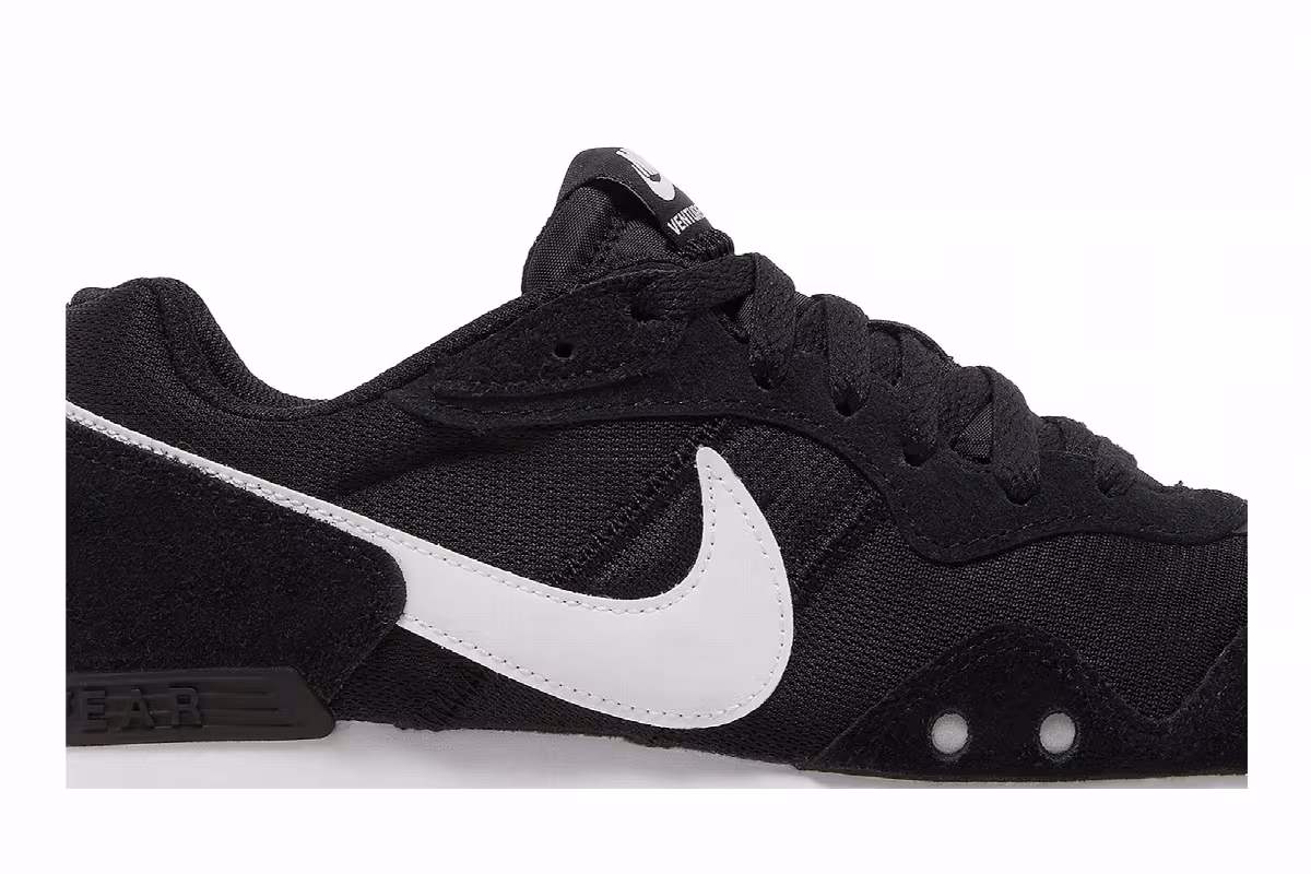 Nike Women's Venture Runner Black White, view 3