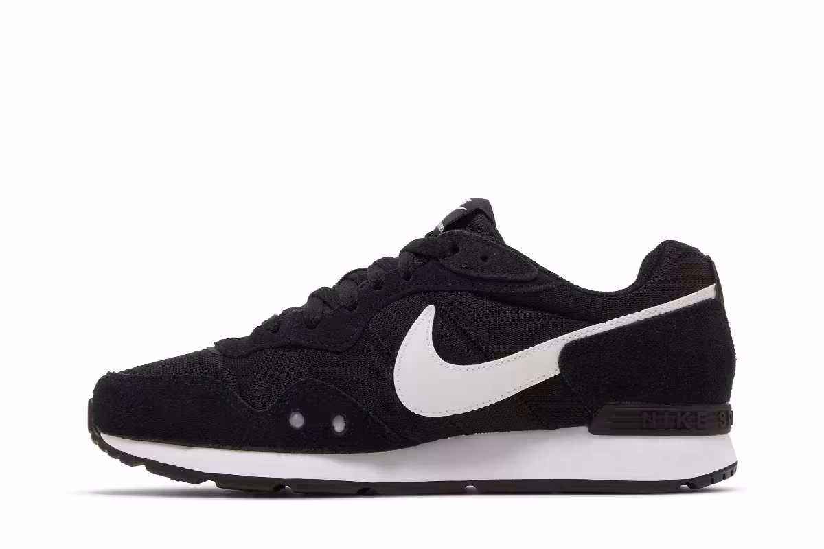 Nike Women's Venture Runner Black White, view 4