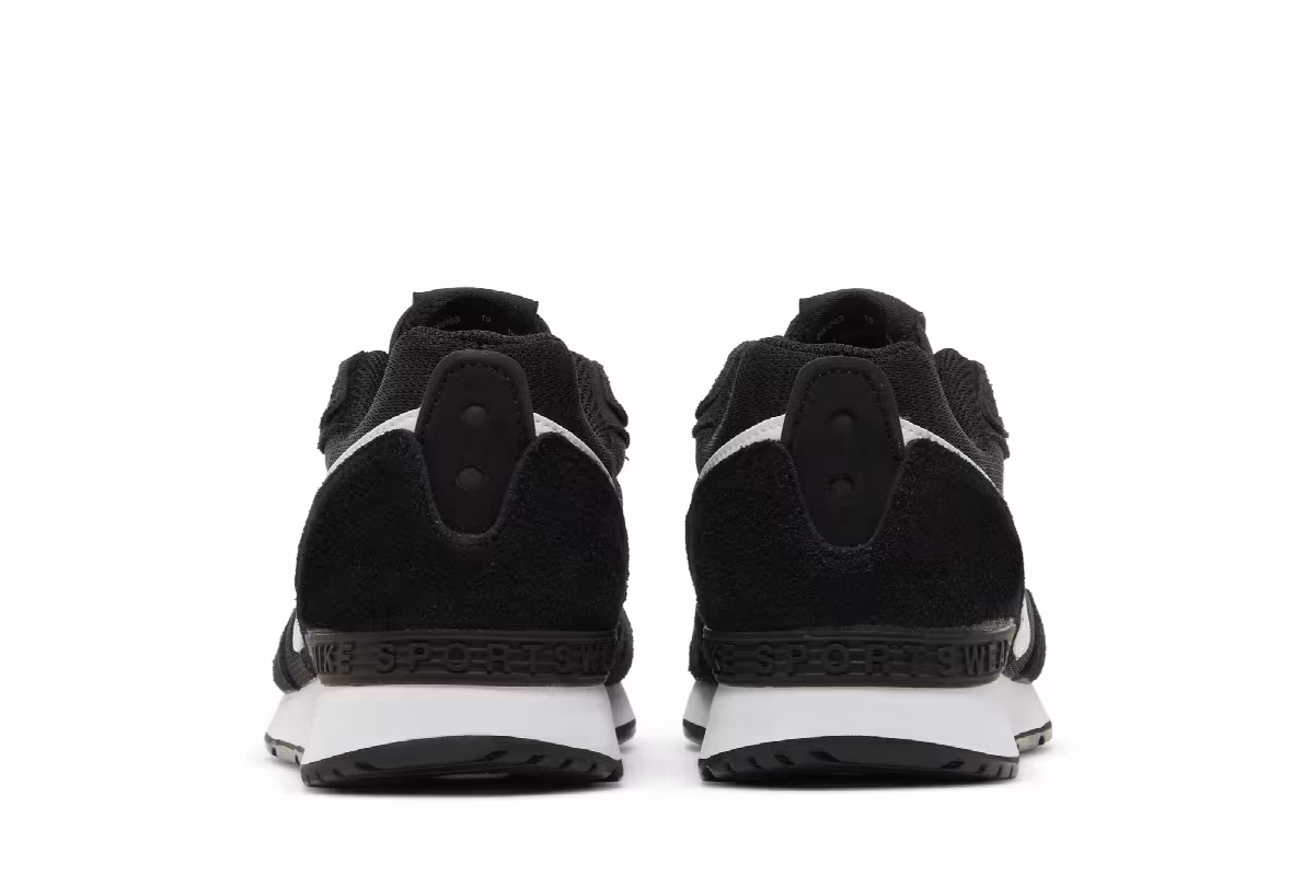 Nike Women's Venture Runner Black White, view 7