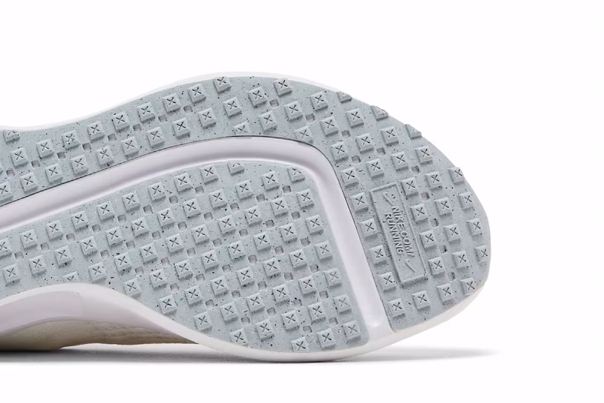 Nike Women's Interact Run White Metallic Silver, view 6