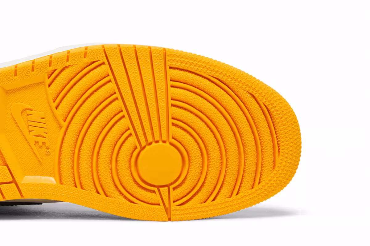 Air Jordan 1 High OG Yellow Toe, view 6