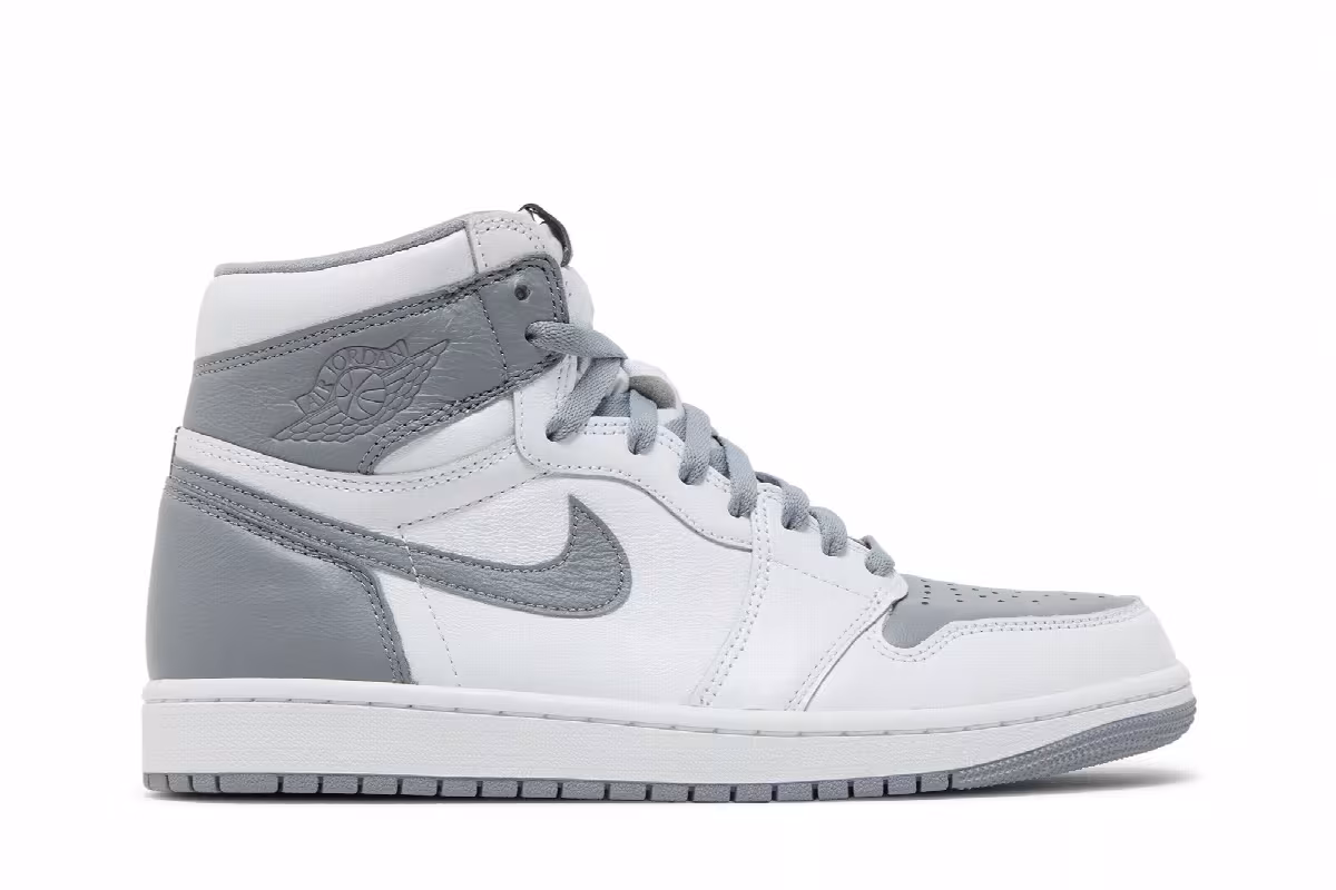 Air Jordan 1 High OG Stealth, view 2