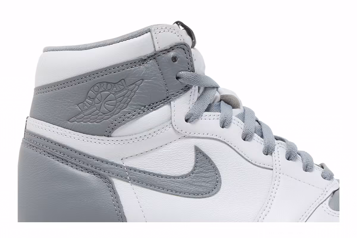 Air Jordan 1 High OG Stealth, view 3