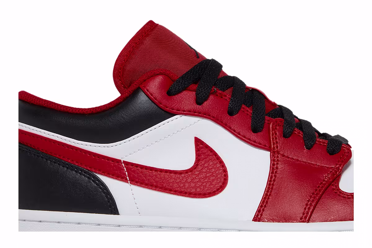 Air Jordan 1 Low Reverse Black Toe, view 3