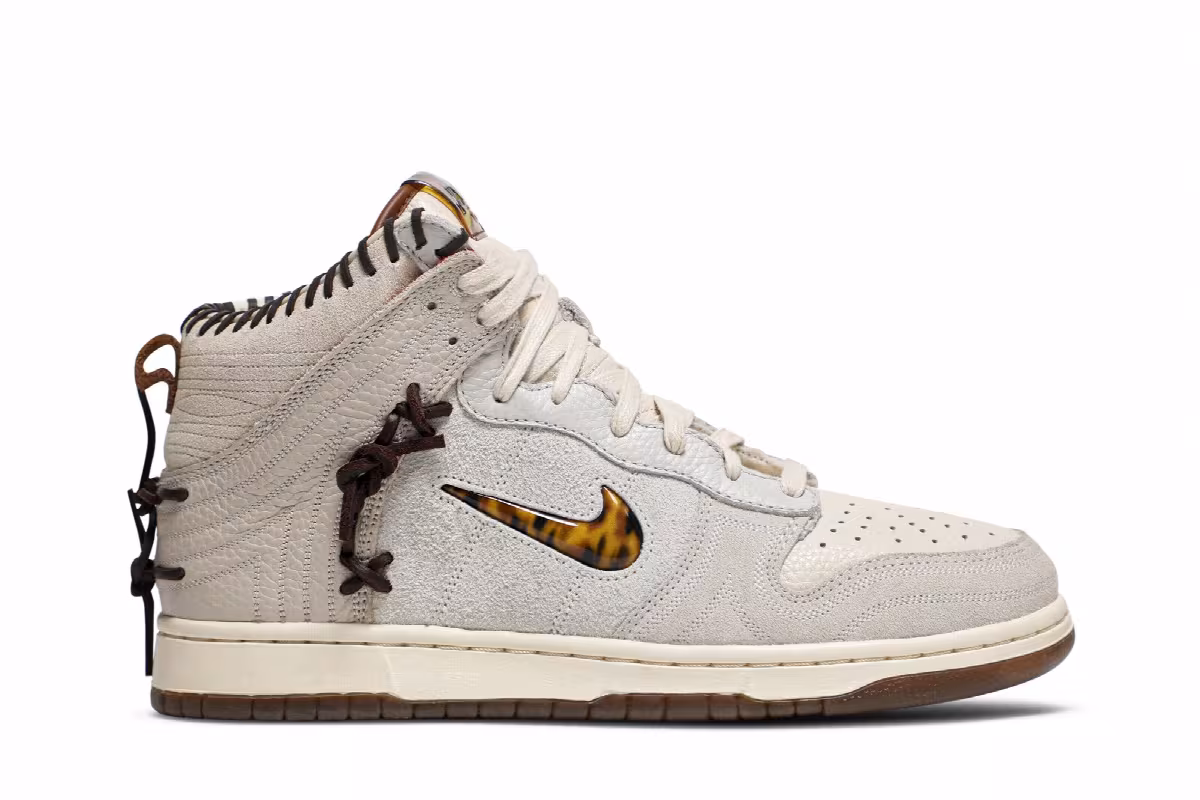 Bodega x Nike Dunk High Friends & Family, view 2