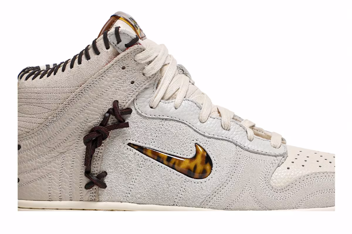 Bodega x Nike Dunk High Friends & Family, view 3