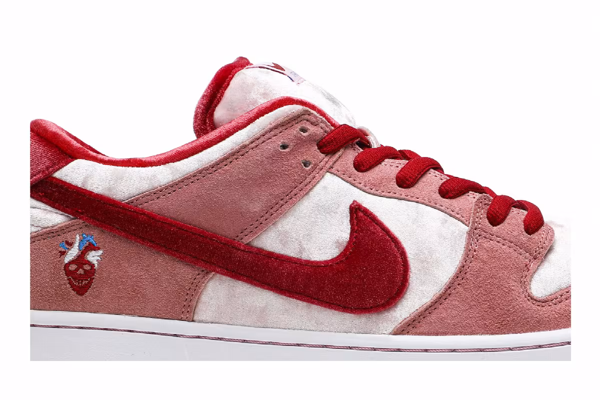 StrangeLove x Nike Dunk Low SB Valentine's Day, view 3