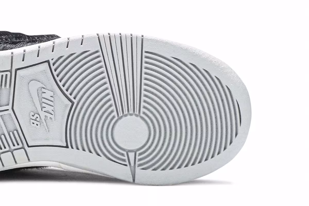 Medicom Toy x Nike Dunk Low SB PS BE@RBRICK, view 6