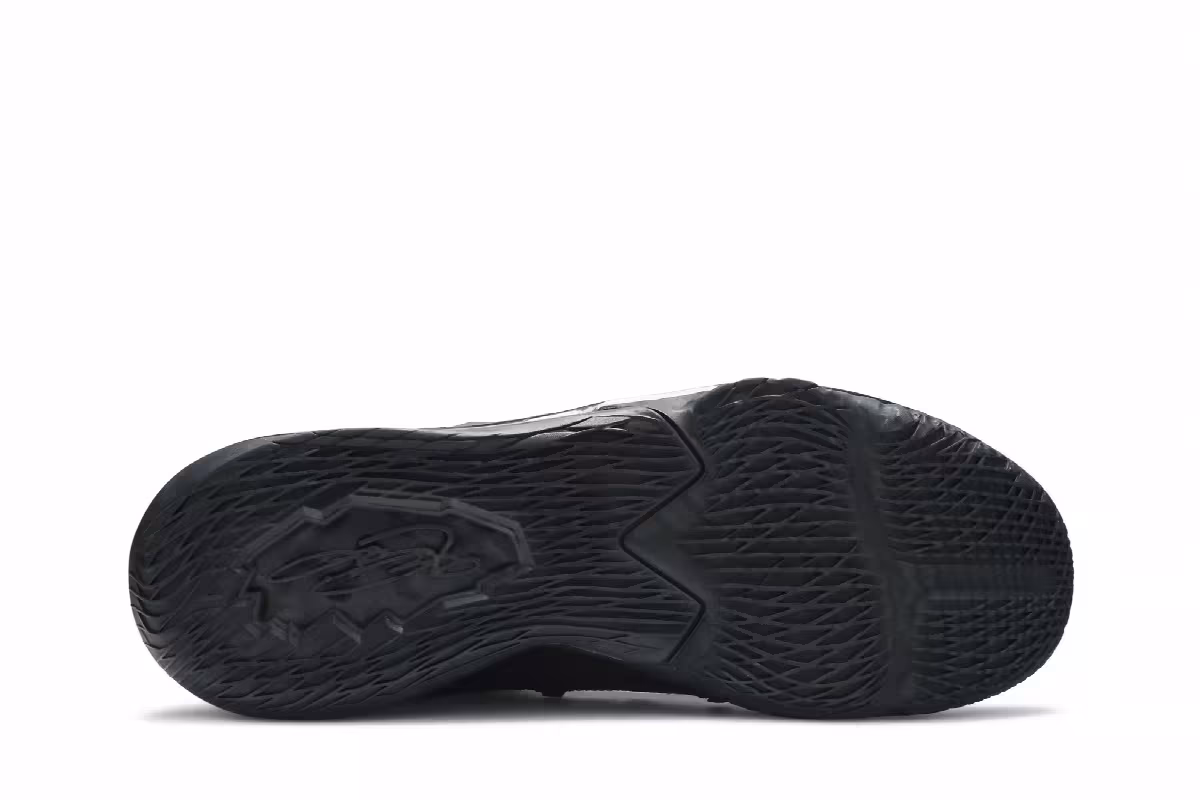 Nike LeBron 17 Low Triple Black, view 5