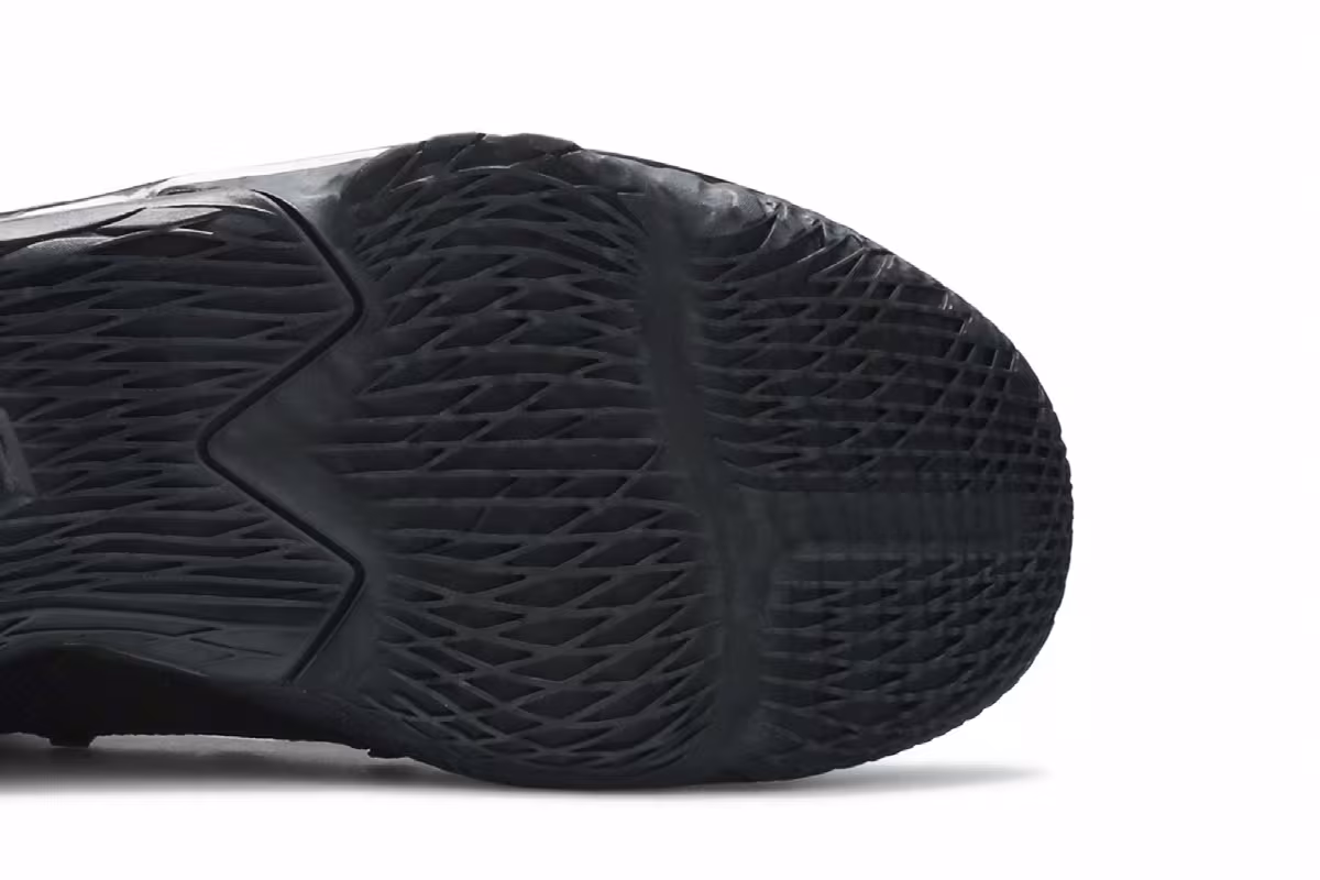 Nike LeBron 17 Low Triple Black, view 6