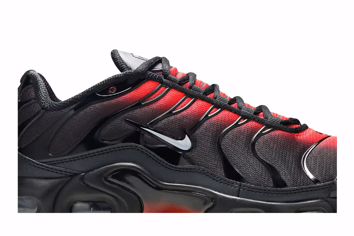 Nike Air Max Plus GS Black Crimson, view 3