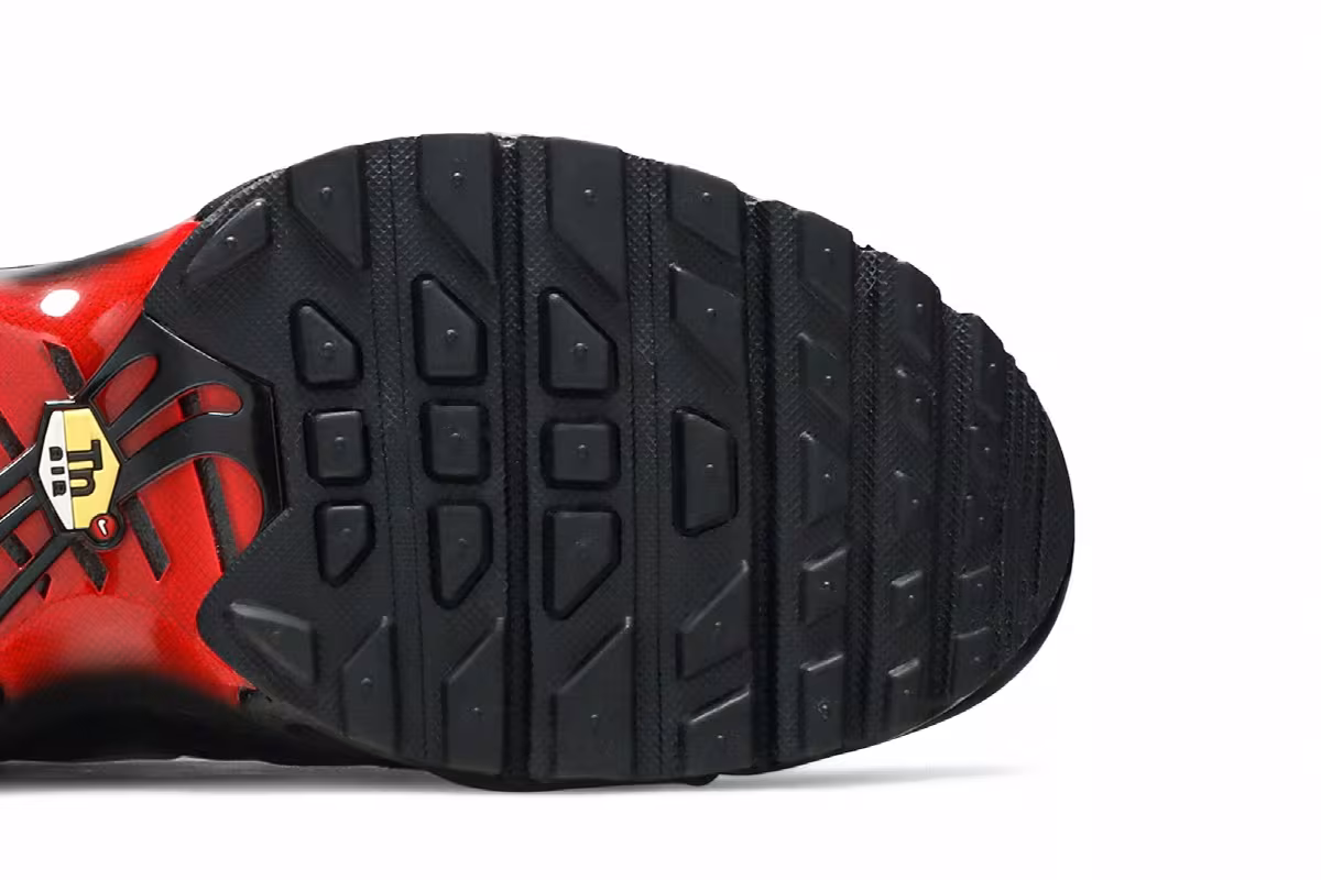 Nike Air Max Plus GS Black Crimson, view 6