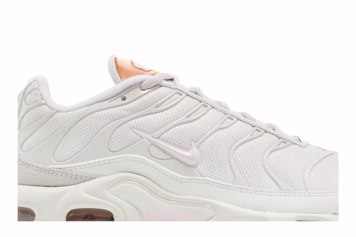 Nike Women's Air Max Plus Vast Grey Metallic Copper, view 3