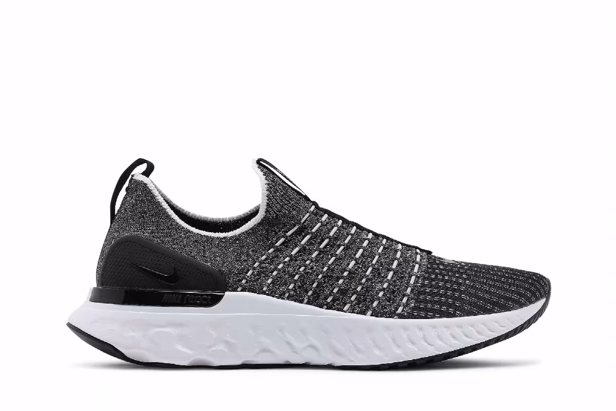Nike Women's React Phantom Run Flyknit 2 Oreo, view 2