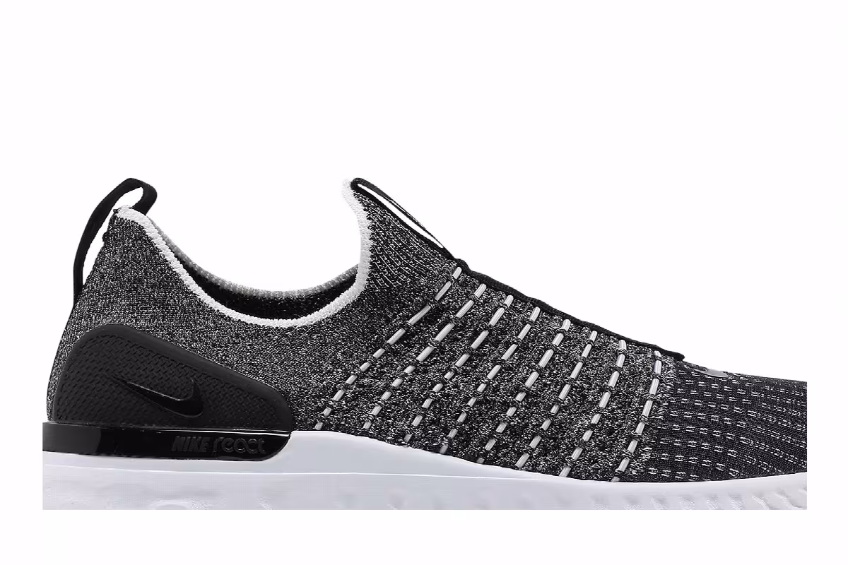 Nike Women's React Phantom Run Flyknit 2 Oreo, view 3