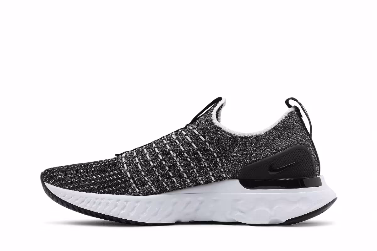 Nike Women's React Phantom Run Flyknit 2 Oreo, view 4