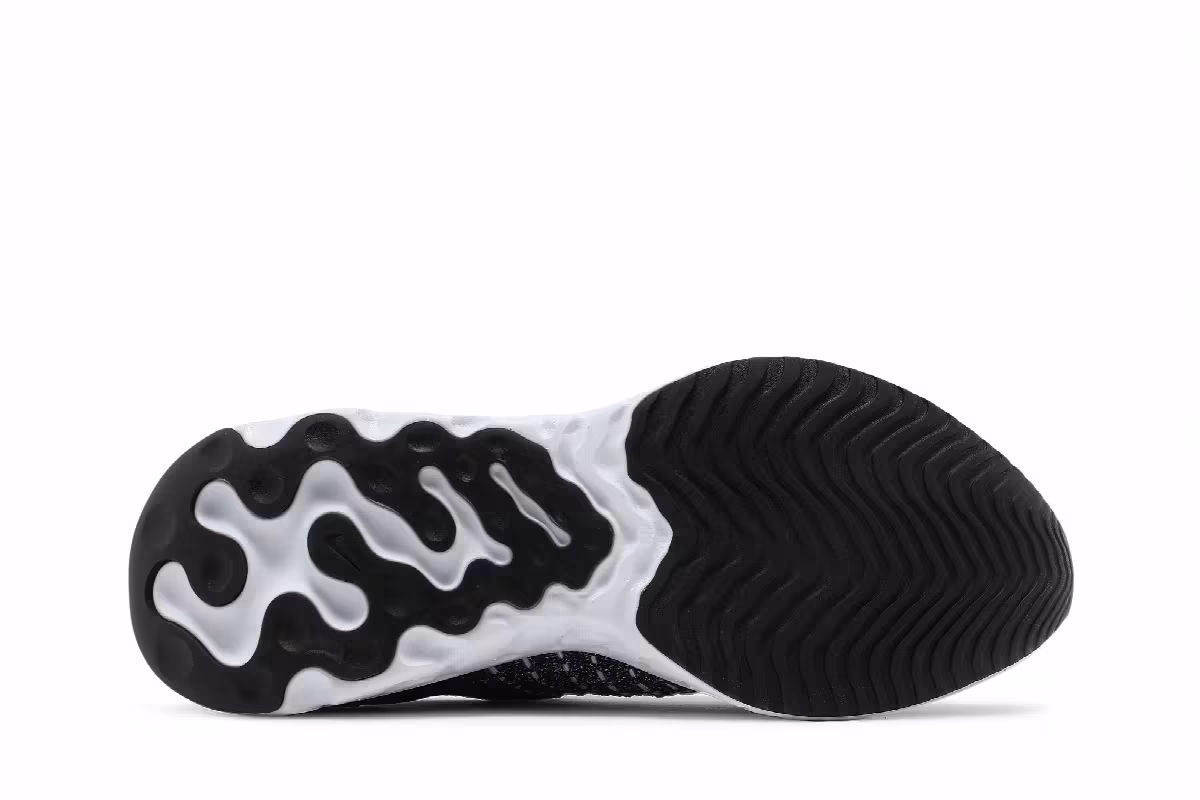 Nike Women's React Phantom Run Flyknit 2 Oreo, view 5