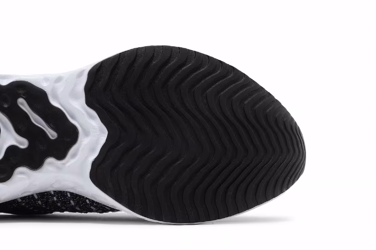 Nike Women's React Phantom Run Flyknit 2 Oreo, view 6
