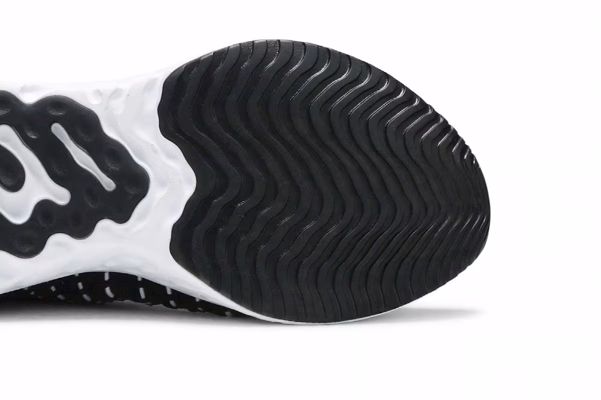 Nike Women's React Phantom Run Flyknit 2 Black White, view 6