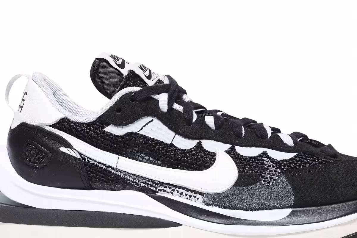 sacai x Nike VaporWaffle Black White, view 3