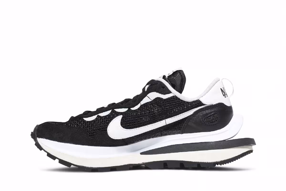 sacai x Nike VaporWaffle Black White, view 4