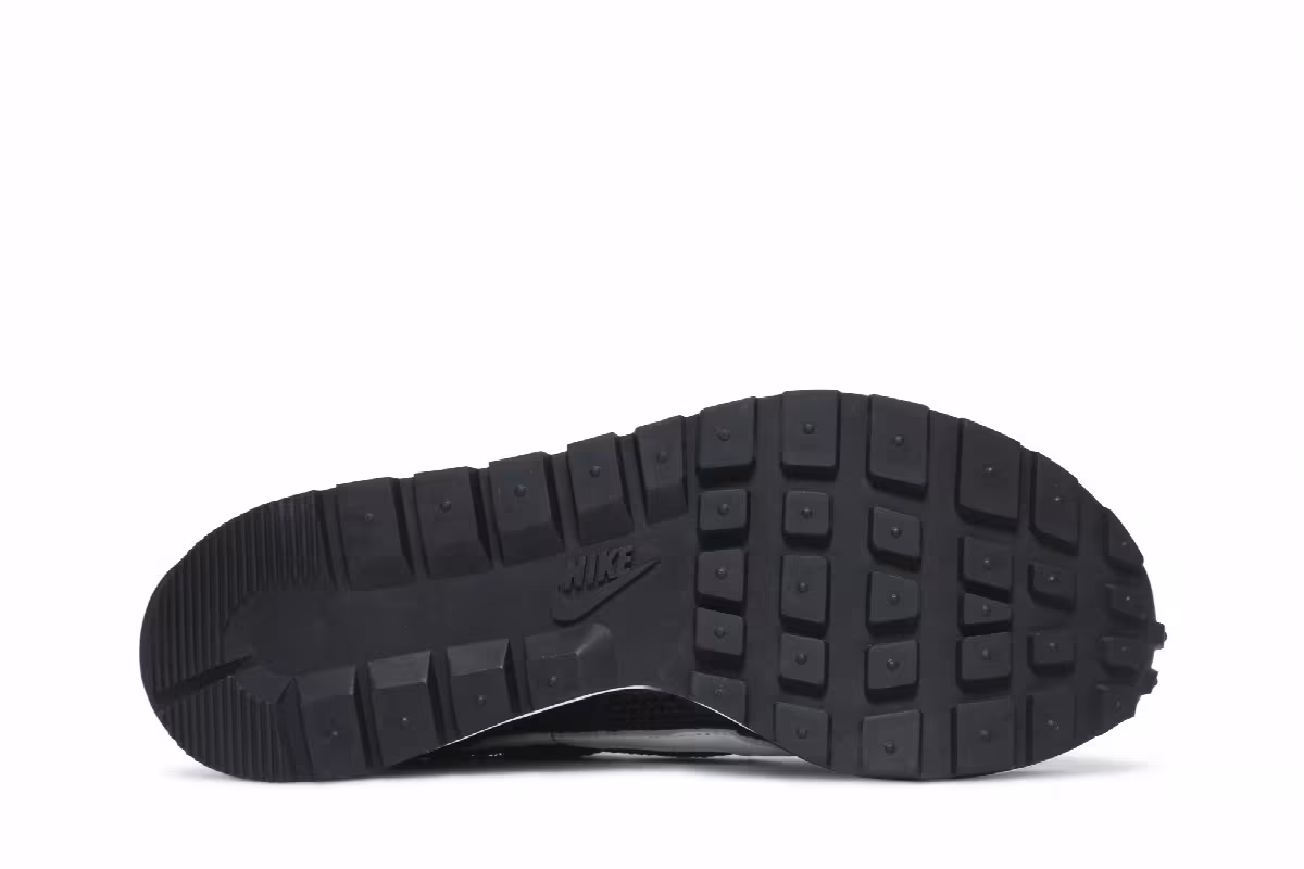 sacai x Nike VaporWaffle Black White, view 5