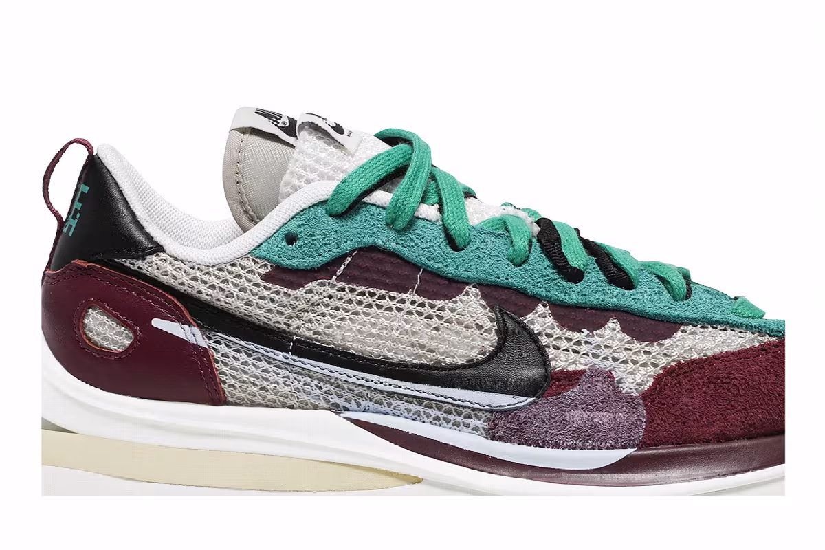 sacai x Nike VaporWaffle SP Villain Red, view 3